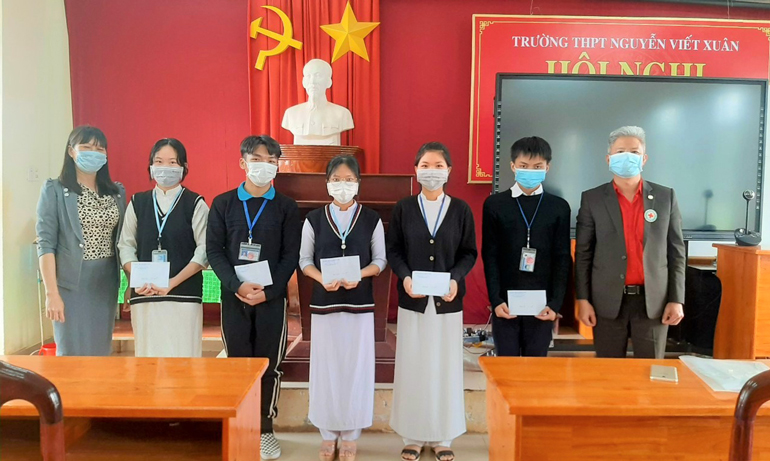 Hội Chữ thập đỏ huyện Di Linh và các nhà hảo tâm trao tặng quà cho các em học sinh nghèo vượt khó học giỏi
