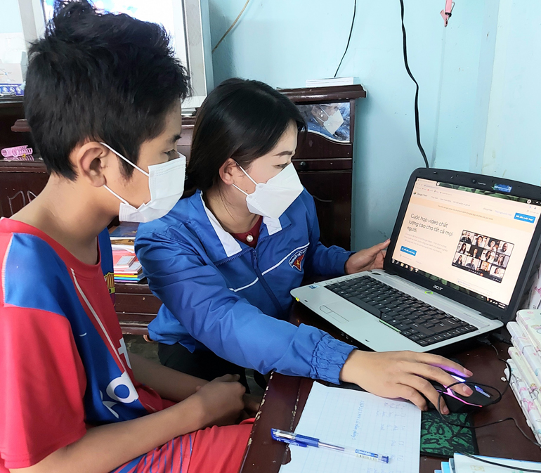Đoàn viên thanh niên Phường 3 hướng dẫn học sinh được tặng máy tính Laptop tham gia học trực tuyến