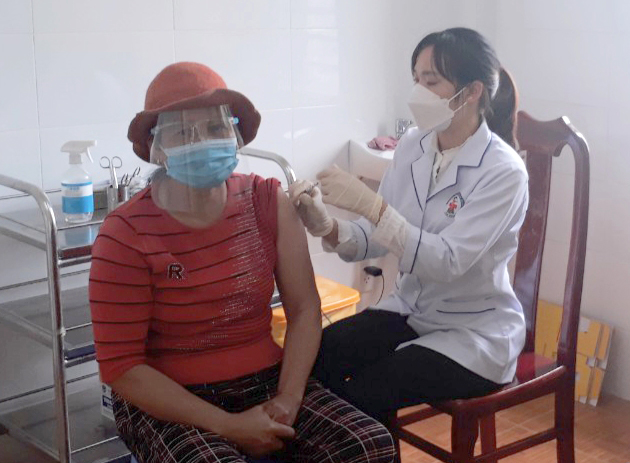 Người dân huyện Lạc Dương yên tâm khi đi tiêm vắc xin Vero Cell