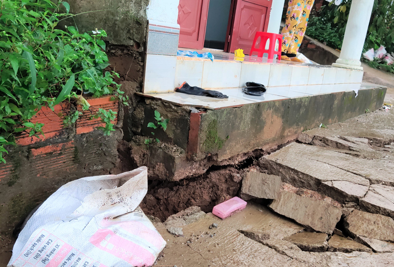 Căn nhà ông Lê Vĩnh Thắng bị nứt toác do ảnh hưởng sụt lún