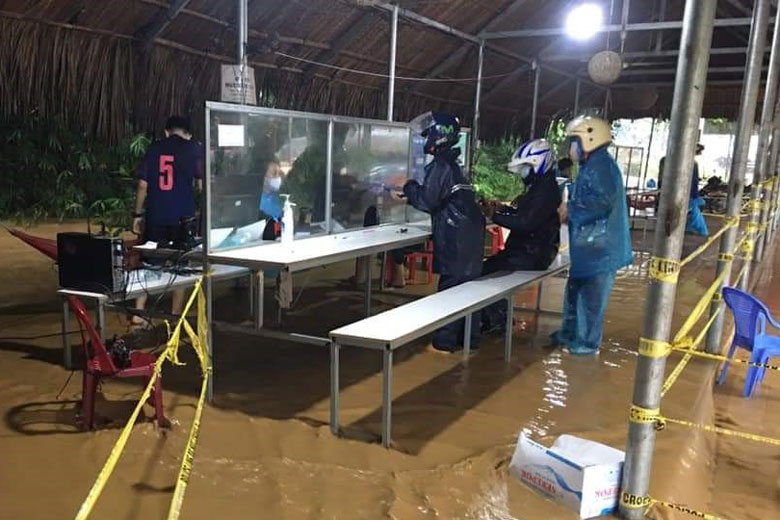 Các lực lượng làm việc trong thời tiết khắc nghiệt tại Chốt kiểm dịch số 1, huyện Đạ Huoai. Ảnh: K.Phúc