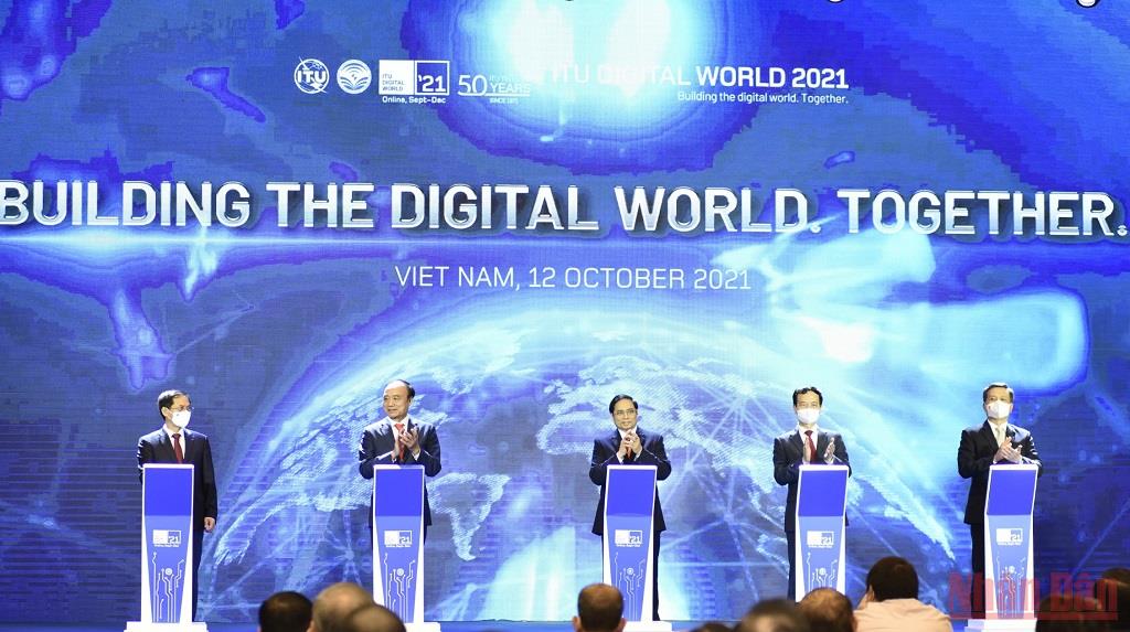 Thủ tướng Chính phủ Phạm Minh Chính cùng các đại biểu nhấn nút khai mạc ITU Digital World 2021