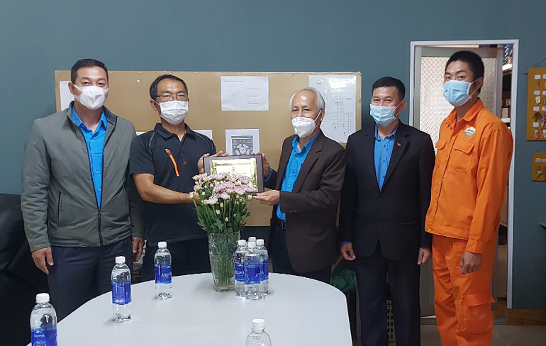 LĐLĐ tỉnh tặng quà Công ty TNHH KTC Nhật Việt (Đơn Dương)