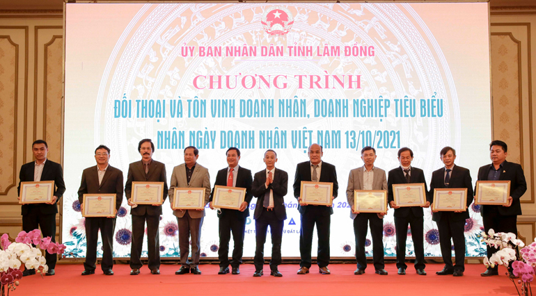 Chủ tịch UBND tỉnh Trần Văn Hiệp trao Bằng khen của UBND tỉnh cho các doanh nghiệp tiêu biểu