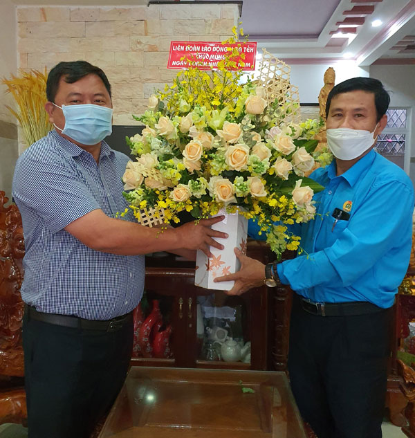 Liên đoàn Lao động Đạ Tẻh thăm, chúc mừng nhân Ngày Doanh nhân Việt Nam
