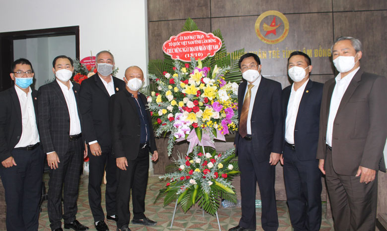 Ban Thường trực Ủy ban MTTQ Việt Nam tỉnh thăm, chúc mừng nhân Ngày Doanh nhân Việt Nam