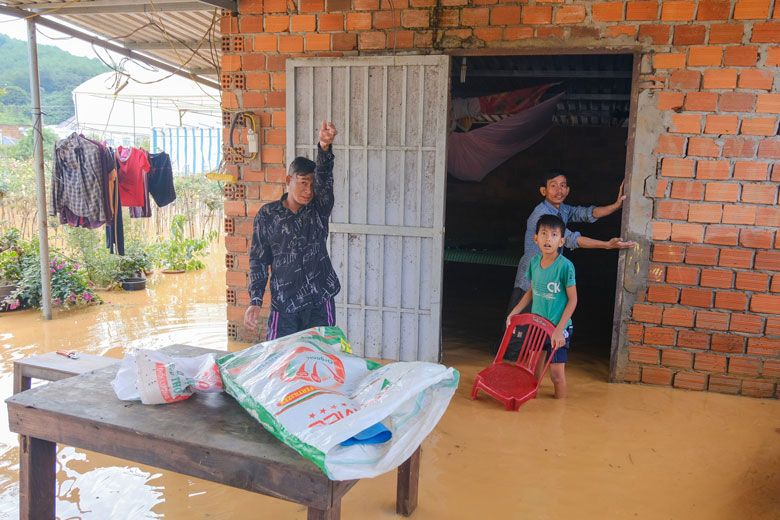 Mưa lũ làm ngập lụt Quốc lộ 20 và nhà dân tại xã Hiệp An, huyện Đức Trọng