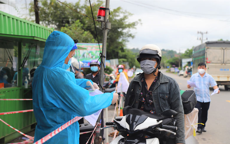 Lực lượng chức năng kiểm tra giấy tờ tùy thân của người dân tại chốt giáp ranh Đồng Nai – Lâm Đồng