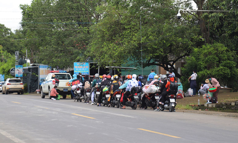 Xe cảnh sát giao thông dẫn đường đưa người dân tới điểm đã được bố trí dừng tạm để các huyện, thành phố trong tỉnh tiếp nhận đón về cách ly y tế theo quy định