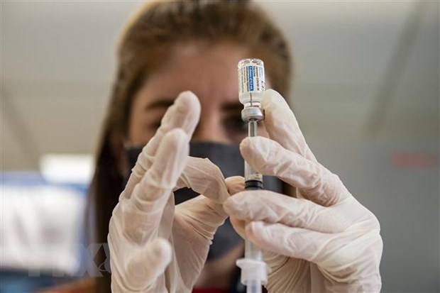 Nhân viên y tế chuẩn bị mũi tiêm vaccine ngừa COVID-19 của Hãng dược phẩm Johnson & Johnson tại trung tâm y tế ở Boston, Massachusetts (Mỹ)