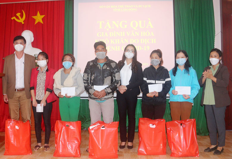Trao tặng quà cho gia đình văn hóa khó khăn huyện Di Linh