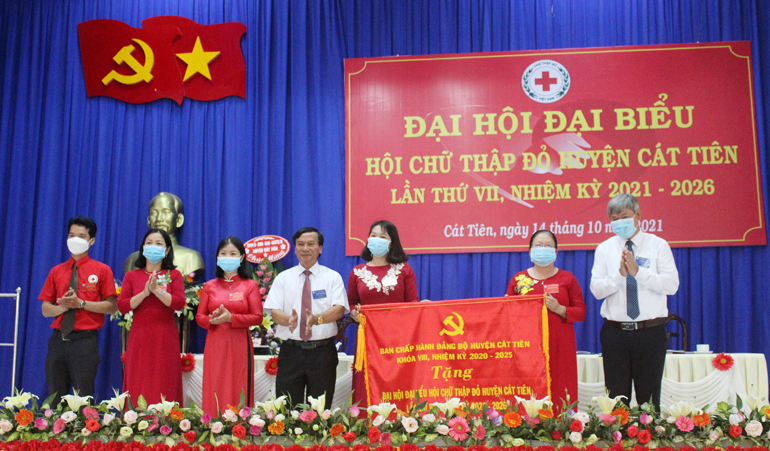 Lãnh đạo huyện Cát Tiên tặng bức trướng chúc mừng Đại hội