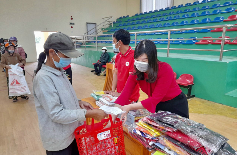 Hội Chữ thập đỏ huyện Lạc Dương tặng quà hỗ trợ các hoàn cảnh khó khăn bị ảnh hưởng bởi dịch Covid-19