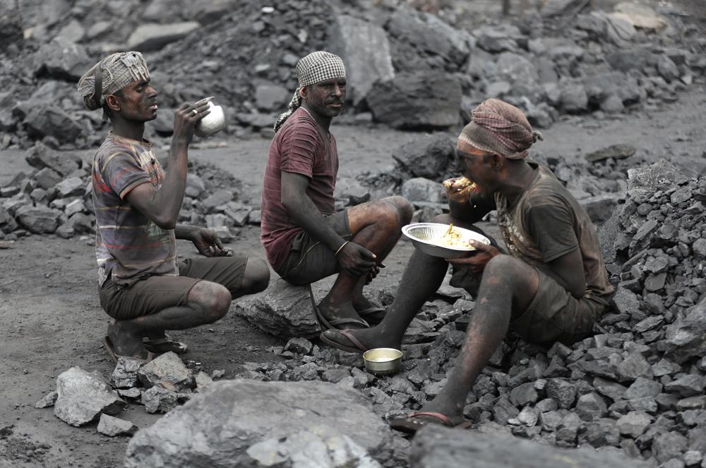 Công nhân khai thác than đá tại một mỏ ở bang Jharkhand (Ấn Độ) trong giờ nghỉ trưa