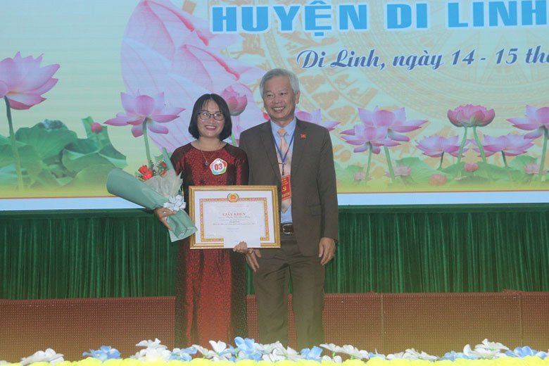 Ban Tổ chức Hội thi trao giải nhất cho thí sinh Phạm Thị Thu Hiền - Tuyên truyền viên, Đảng ủy thị trấn Di Linh