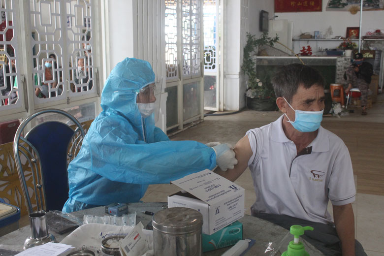 Đức Trọng: Tiếp tục ưu tiên tiêm vắc xin phòng Covid-19 cho người dân các vùng có nguy cơ cao