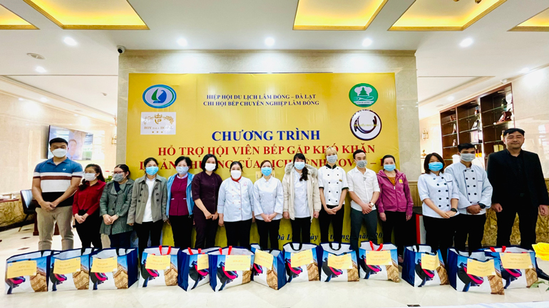 Lãnh đạo Hiệp hội Du lịch Lâm Đồng – Đà Lạt và khách sạn có hội viên bếp (bìa) trao quà hỗ trợ cho lao động làm nghề bếp tại Lâm Đồng