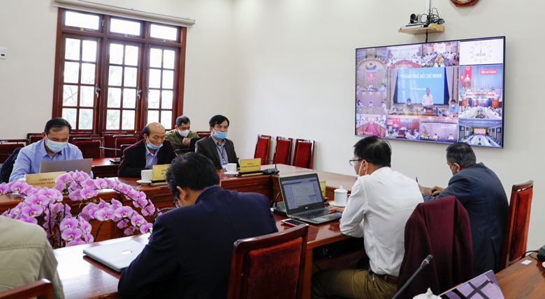 Các đại biểu Lâm Đồng theo dõi ý kiến tham luận của các địa phương về giải pháp tổ chức các hoạt động vận tải thích ứng an toàn, linh hoạt, kiểm soát hiệu quả dịch COVID-19 trong thời gian tới