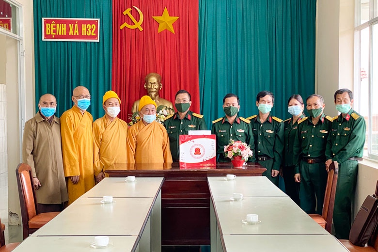 Ban Trị sự Giáo hội Phật giáo Việt Nam tỉnh Lâm Đồng thăm, tặng quà cán bộ, chiến sỹ đang làm nhiệm vụ tại khu cách ly Bệnh xá H32, Bộ Chỉ huy Quân sự tỉnh Lâm Đồng