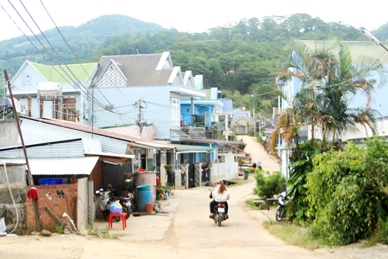 Từ một thôn khó khăn, đến nay đồng bào DTTS ở thôn Ha Ma Sing đang bắt đầu xây dựng khu dân cư kiểu mẫu, ĐTVM