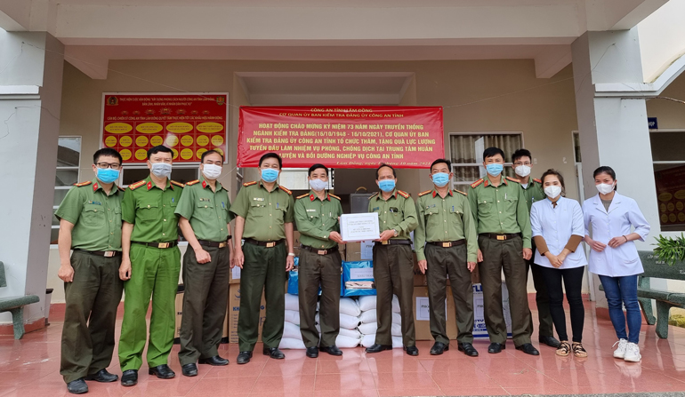 Lãnh đạo cơ quan UBKT Đảng ủy Công an tỉnh trao quà động viên cán bộ chiến sĩ đang làm việc tại Trung tâm