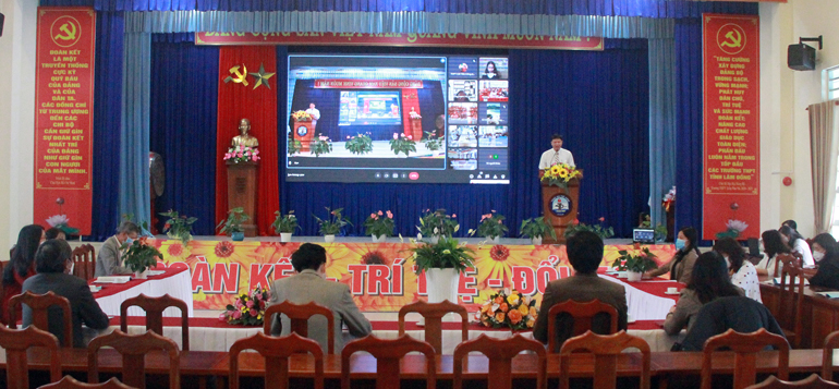 Chủ tịch Công đoàn ngành Giáo dục Lâm Đồng Ngô Văn Sơn phát biểu tại đầu cầu Đà Lạt