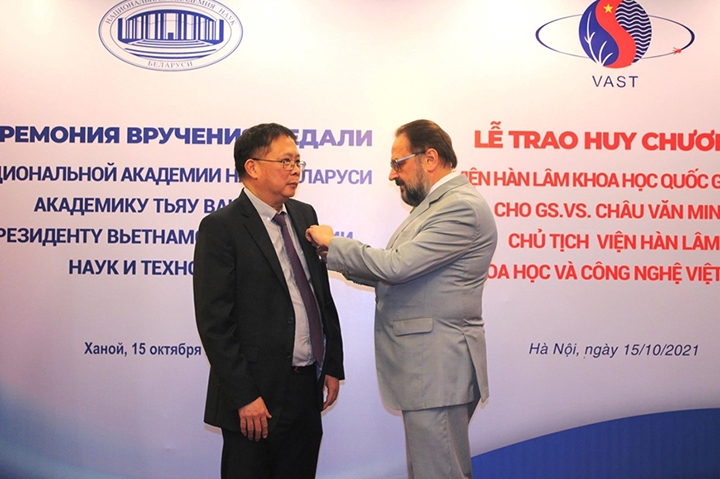 GS, Viện sĩ Châu Văn Minh nhận Huy chương của Viện Hàn lâm Khoa học quốc gia Belarus