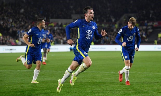 Ben Chilwell (giữa) mang chiến thắng về cho Chelsea