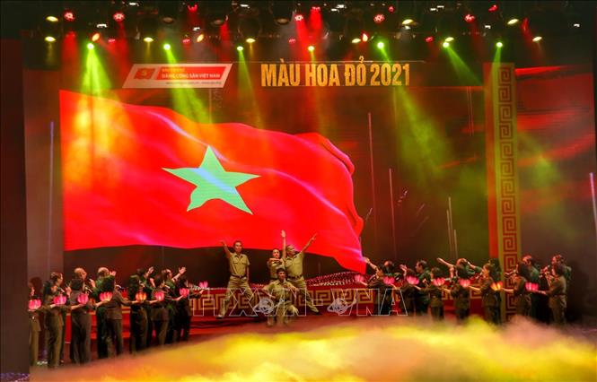 Ca khúc "Linh thiêng Việt Nam" dưới sự thể hiện của CLB Đồng đội Thủ đô cùng đoàn múa