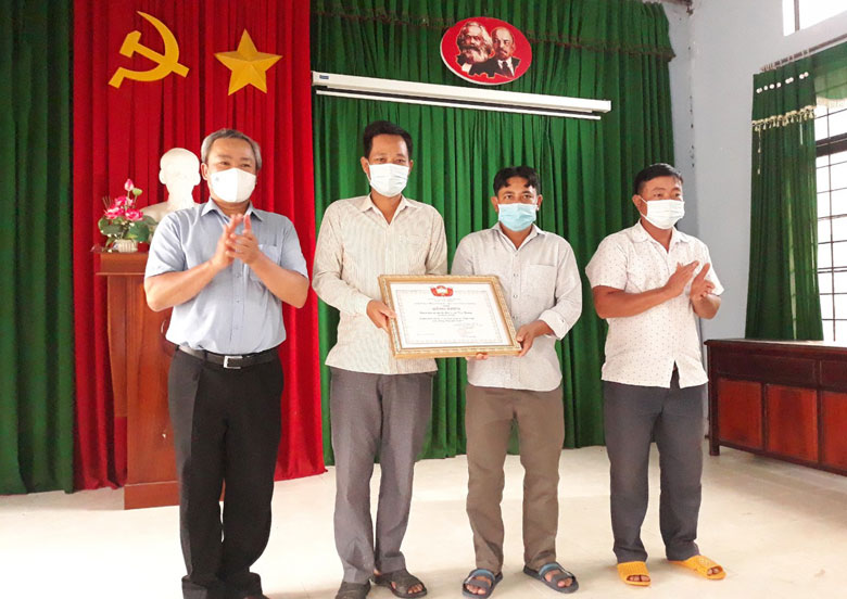 Ông Đường Anh Ngữ - Phó Chủ tịch Ủy ban MTTQ Việt Nam tỉnh Lâm Đồng đến thăm và trao tặng bằng khen của Chủ tịch UBND tỉnh cho Nhân dân và cán bộ Tổ dân phố 4, thị trấn Phước Cát