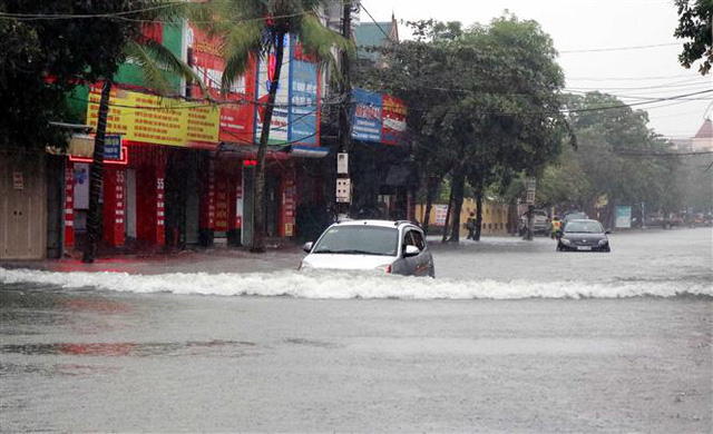 Nhiều tuyến đường ở thành phố Hà Tĩnh bị ngập sâu