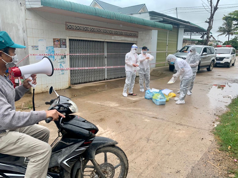 Phát loa tuyên truyền, vận động Nhân dân test sàng lọc SARS-CoV-2 cộng đồng tại thôn Pré (xã Phú Hội, Đức Trọng)