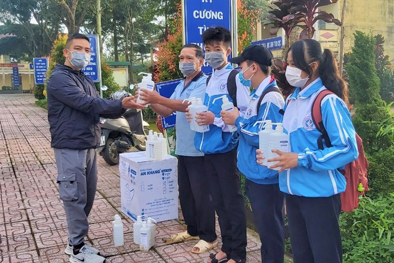 UBND xã Đại Lào và các nhà tài trợ trao tặng vật dụng y tế cho các trường học trên địa bàn xã
