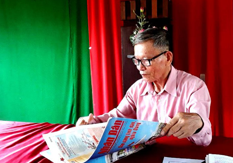 Thầy giáo - Bí thư Chi bộ Nguyễn Xuân Lương thường xuyên đọc báo hàng ngày để nắm thông tin thời sự