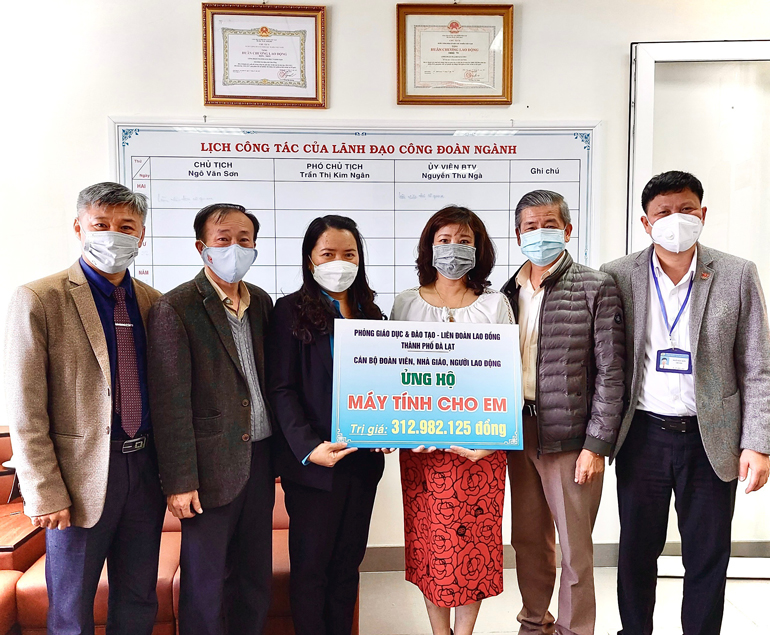 Trao kinh phí ủng hộ cho Công đoàn ngành giáo dục tỉnh Lâm Đồng
