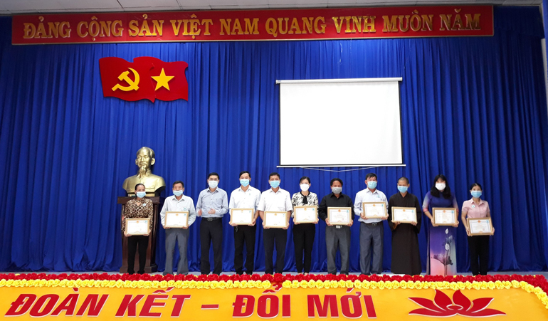 Dịp này huyện Cát Tiên đã tổ chức khen thưởng 37 tập thể và 68 cá nhân có thành tích trong công tác phòng chống dịch Covid-19