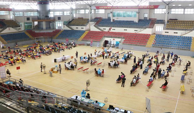 Toàn cảnh tiêm vaccine phòng COVID-19 cho người dân thành phố Việt Trì tại điểm tiêm Nhà thi đấu Thể dục thể thao tỉnh. 