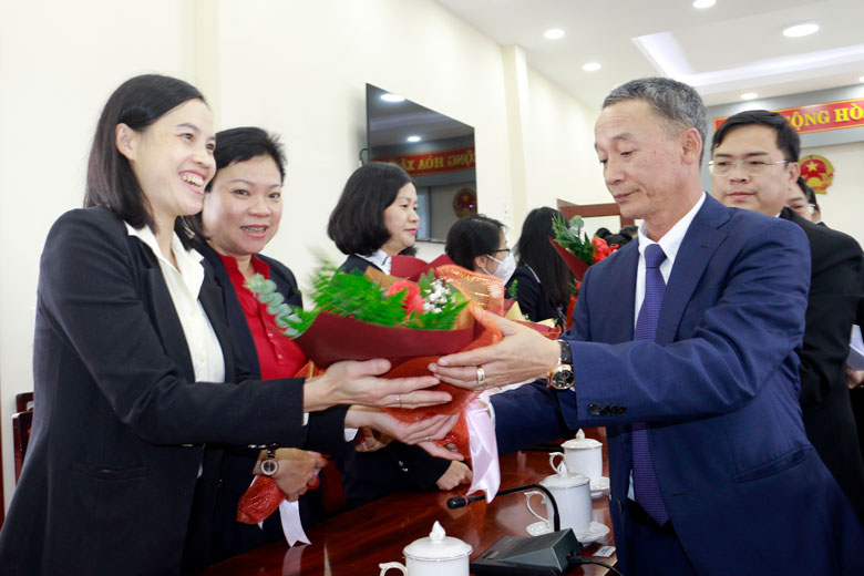Đồng chí Trần Văn Hiệp - Phó Bí thư Tỉnh ủy, Chủ tịch UBND tỉnh trao tặng những bó hoa tươi thắm chúc mừng ngày Phụ nữ Việt Nam