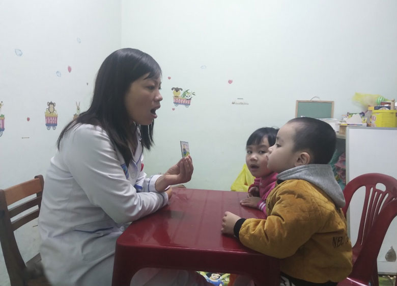 Hướng dẫn ngôn ngữ cho trẻ tự kỷ tại Bênh viện Phục hồi chức năng Lâm Đồng