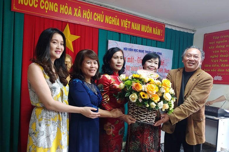 15 tác giả - tác phẩm đoạt giải thưởng cuộc thi thơ dành cho phụ nữ trên Tạp chí Lang Bian