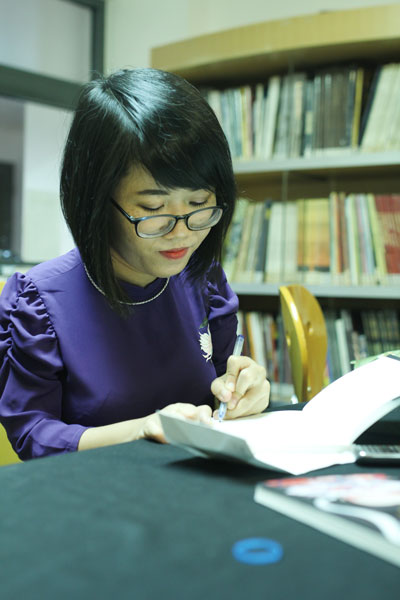 Nguyễn Thị Kim Hòa kí sách tại buổi ra mắt sách ở Hà Nội