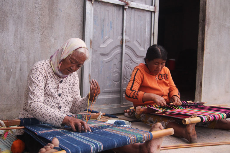 Làng nghề dệt thổ cẩm ở thôn Đam Pao, xã Đạ Đờn là một trong những địa điểm thu hút khách du lịch trong thời gian qua