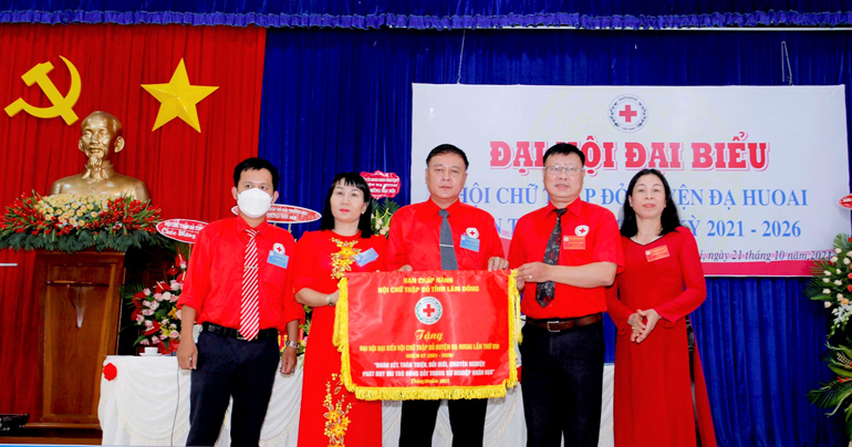 Lãnh đạo Hội CTĐ tỉnh Lâm Đồng tặng bức trướng chúc mừng Đại hội