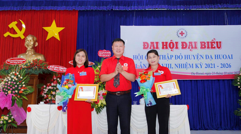 Ông Đỗ Hoàng Tuấn – Chủ tịch Hội CTĐ tỉnh Lâm Đồng trao Kỷ niệm chương “Vì sự nghiệp Nhân đạo” cho các cá nhân