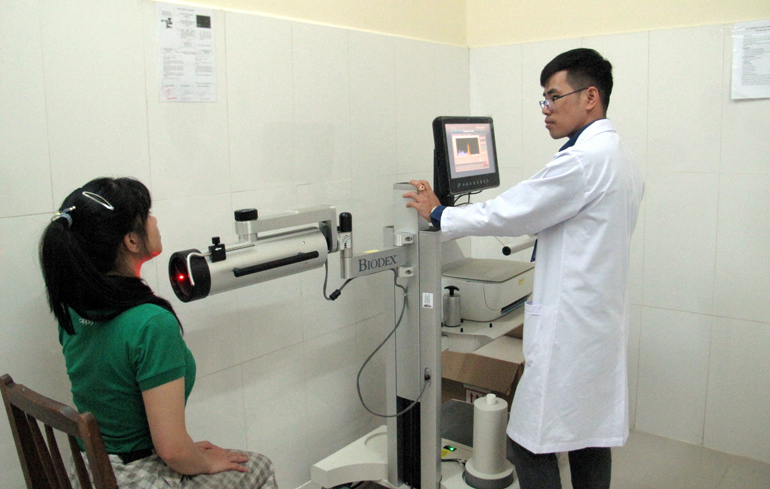 Kỹ sư Khoa Y học Hạt nhân của Bệnh viện Đa khoa Lâm Đồng đang ghi đo độ tập trung tuyến giáp trên bệnh nhân bướu cổ nhằm đánh giá trước và sau điều trị