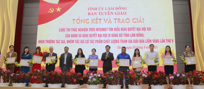 Trao giải cho các thí sinh đoạt giải Cuộc thi trắc nghiệm trên Internet tìm hiểu Nghị quyết Đại hội XIII của Đảng và Nghị quyết Đại hội XI Đảng bộ tỉnh Lâm Đồng