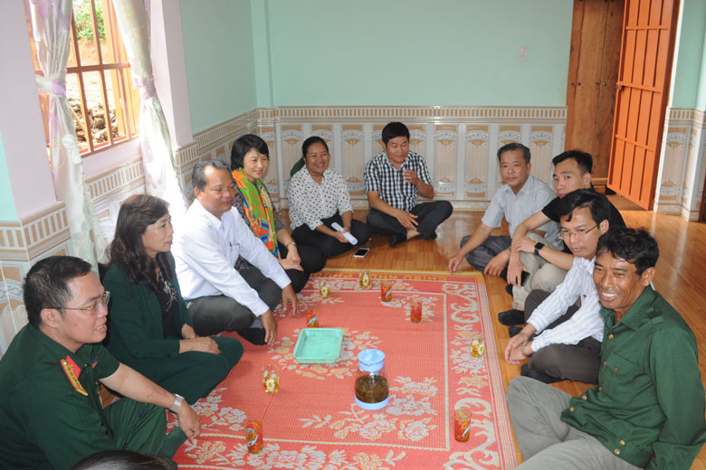 Đoàn công tác dân vận của tỉnh gặp gỡ thăm hỏi bà con đồng bào DTTS tại xã Gia Bắc, Di Linh. (Ảnh chụp trước thời điểm bùng phát dịch COVID-19)