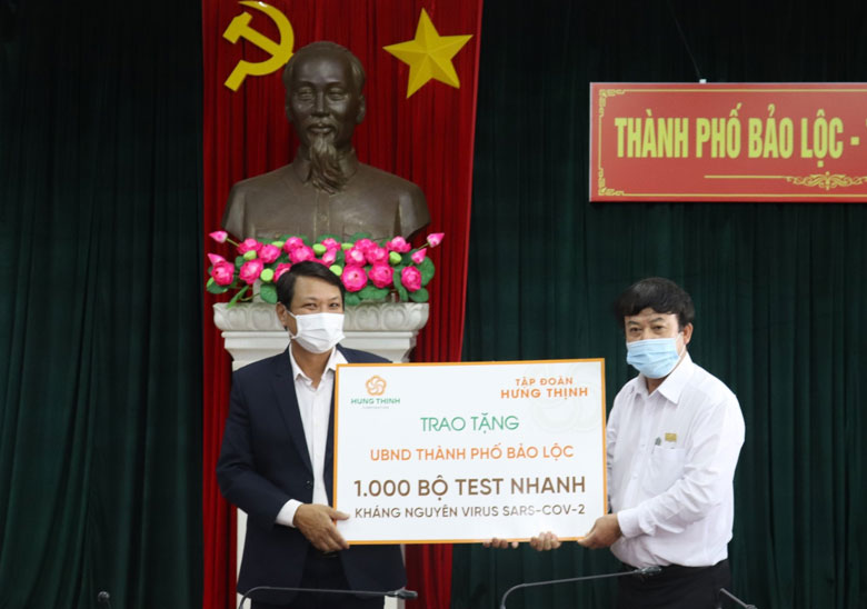 Ông Trịnh Ngọc Đức - Trưởng Văn phòng đại diện Công ty Cổ phần tập đoàn Hưng Thịnh đã trao tặng 1.000 bộ kit test nhanh kháng nguyên SARS-CoV-2 cho UBND TP Bảo Lộc