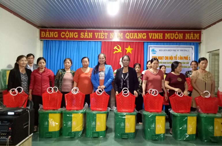 Phụ nữ Bảo Lộc hạn chế sử dụng túi nilon để bảo vệ môi trường