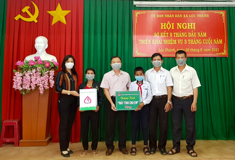 Em K Tuyên ở thôn 15, xã Lộc Thành, huyện Bảo Lâm được nhận máy tính bảng